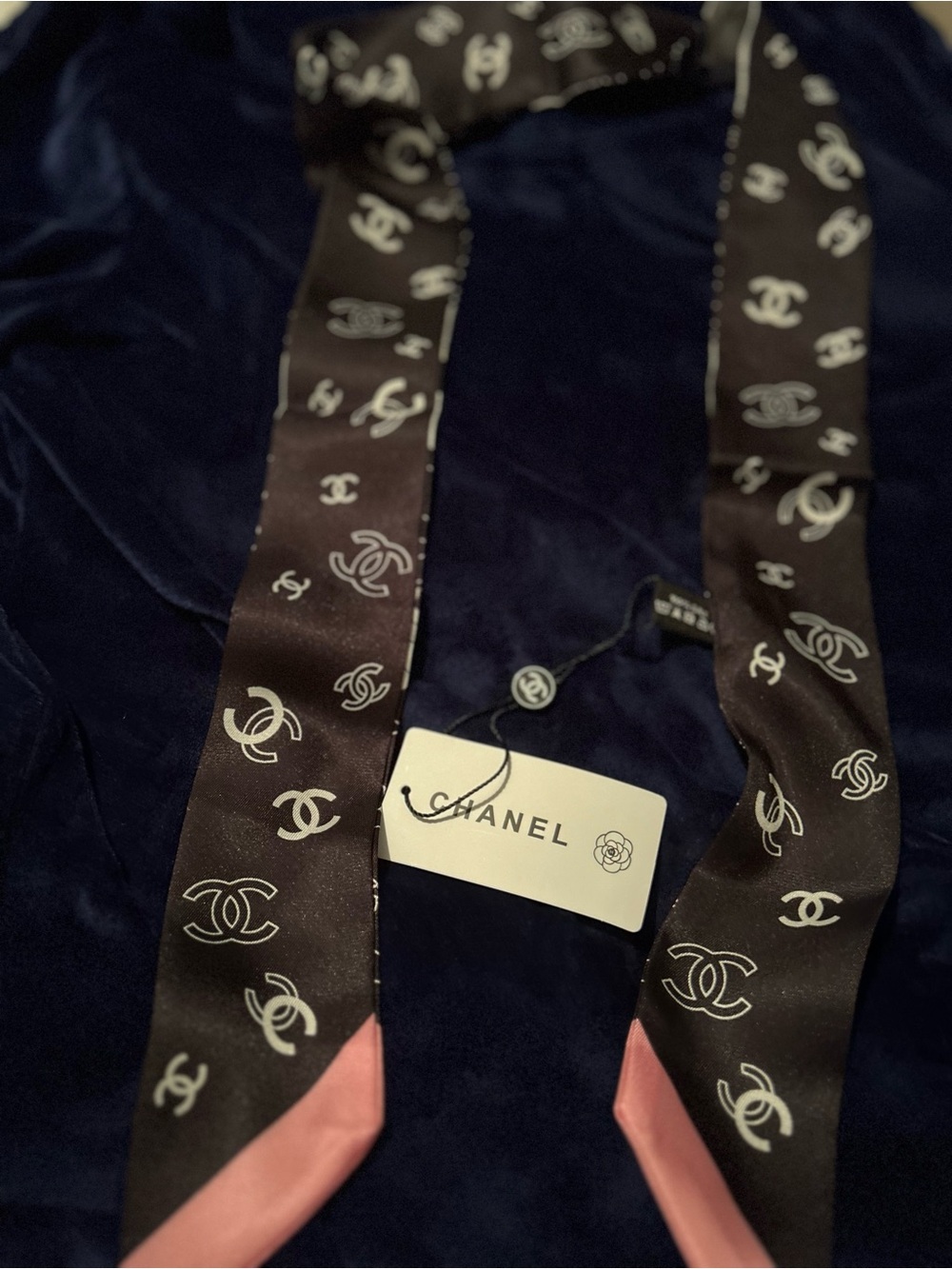 CHANEL Black and Pink Camellia Pattern 100%Silk Twilly! Simply gorgeous! - Picture 2 of 2